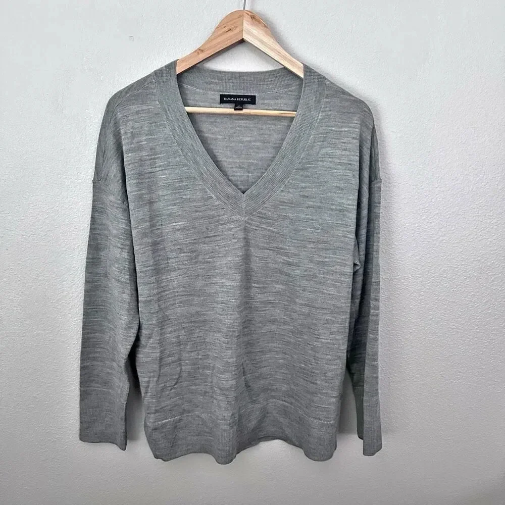 BANANA REPUBLIC | Heather Gray Long Sleeve V-Neck Merino Wool Sweater | Medium‎